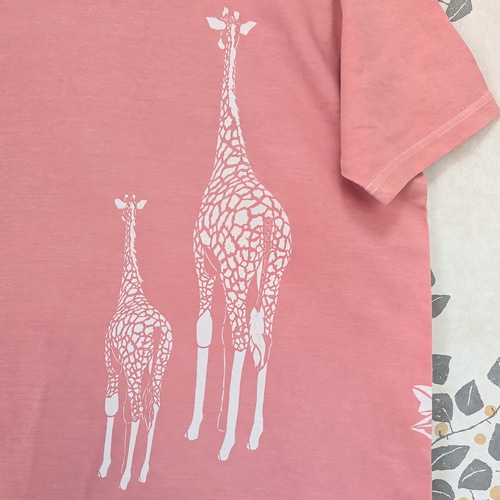 型染めXLサイズ動物Tシャツ(男女兼用) ～きりんの親子
