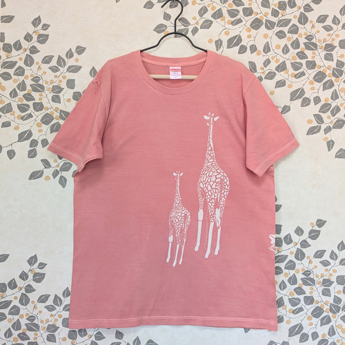 型染めXLサイズ動物Tシャツ(男女兼用) ～きりんの親子～ サーモン