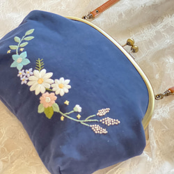 【即納】お花畑のショルダーバッグ　～手刺繍のがま口バッグ～ 2枚目の画像