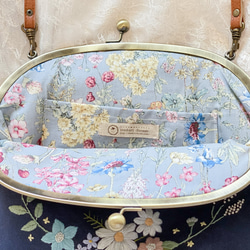 【即納】お花畑のショルダーバッグ　～手刺繍のがま口バッグ～ 3枚目の画像