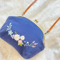 【即納】お花畑のショルダーバッグ　～手刺繍のがま口バッグ～ 1枚目の画像