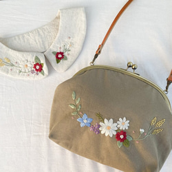 【即納】お花畑のショルダーバッグ（グレーベージュ×花柄）　～手刺繍のがま口バッグ～ 4枚目の画像