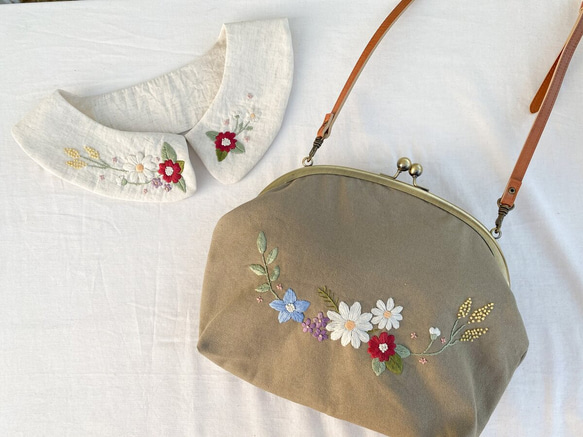 【即納】お花畑のショルダーバッグ（グレーベージュ×花柄）　～手刺繍のがま口バッグ～ 4枚目の画像