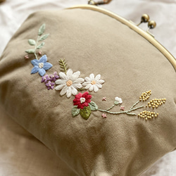 【即納】お花畑のショルダーバッグ（グレーベージュ×花柄）　～手刺繍のがま口バッグ～ 2枚目の画像