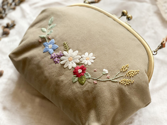 【即納】お花畑のショルダーバッグ（グレーベージュ×花柄）　～手刺繍のがま口バッグ～ 2枚目の画像