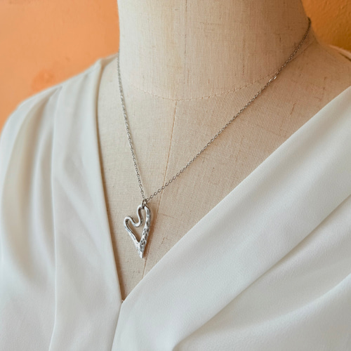 ハートモチーフに沖縄の伝統紋様を刻んだ、お守りミンサーネックレス