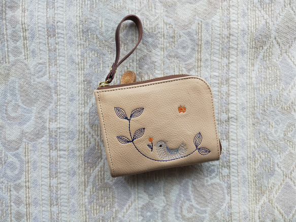 刺繍革財布 『幸せな鳥』orange＆blue（牛革ナチュラル）☆二つ折り財布☆ 1枚目の画像