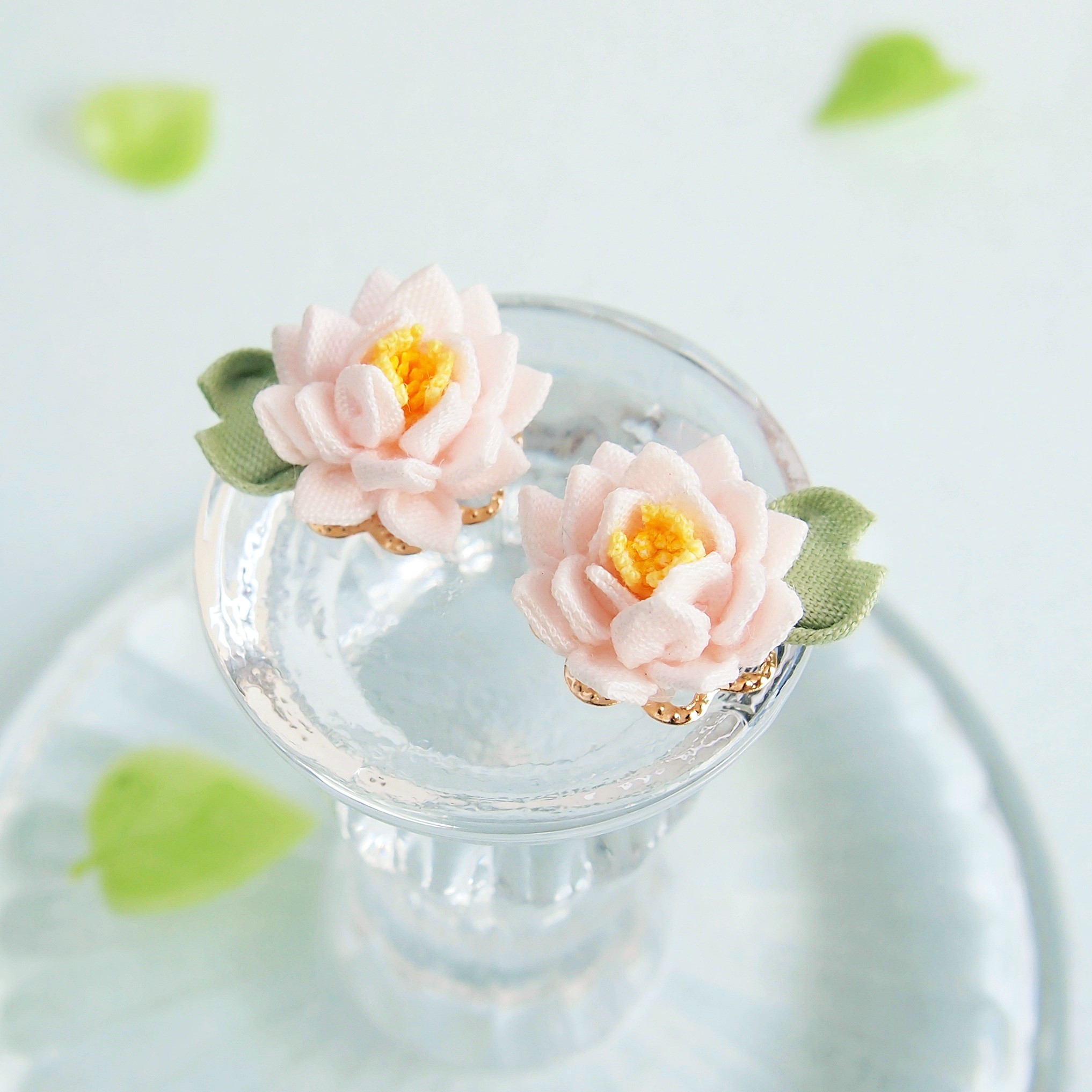 睡蓮のイヤリング （ つまみ細工＊受注制作 ）