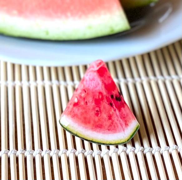 リアルなスイカのブローチ 1枚目の画像