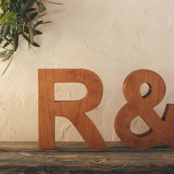 アルファベット オブジェ・無垢材・ゴシック体｜イニシャル