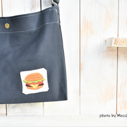 じゅわっとハンバーガーの黒いサコッシュ（チャコールグレー）＜名前・イニシャル刺繍オーダー可＞ 3枚目の画像