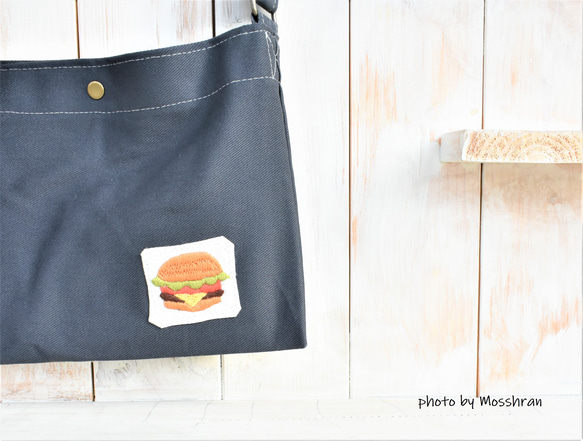 じゅわっとハンバーガーの黒いサコッシュ（チャコールグレー）＜名前・イニシャル刺繍オーダー可＞ 3枚目の画像