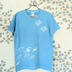 青色の魚イラストTシャツ 型染めMサイズお魚Tシャツ(男女兼用) ～マグロ&カサゴ～ 薄あお