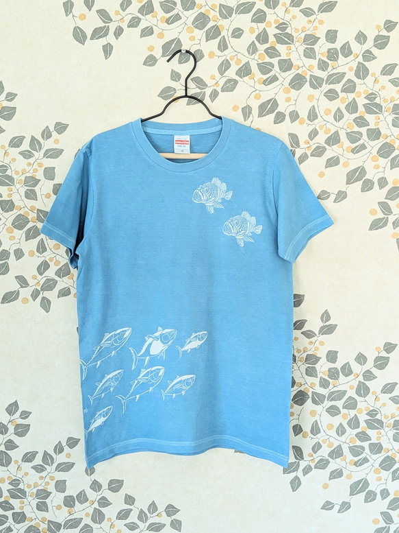 青色の魚イラストTシャツ 型染めMサイズお魚Tシャツ(男女兼用) ～マグロ&カサゴ～ 薄あお