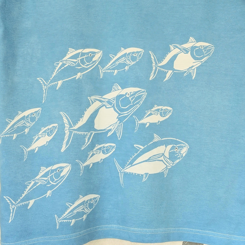 青色の魚イラストTシャツ 型染めMサイズお魚Tシャツ(男女兼用) ～マグロ&カサゴ～ 薄あお
