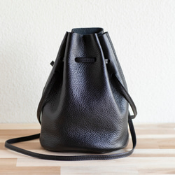 12月末頃のお届け 持っているだけでオシャレ　巾着ショルダーバッグ　レディース　メンズ　本革　ブラック　ma-03ss 2枚目の画像