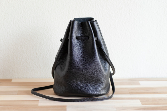 12月末頃のお届け 持っているだけでオシャレ　巾着ショルダーバッグ　レディース　メンズ　本革　ブラック　ma-03ss 2枚目の画像