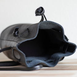 12月末頃のお届け 持っているだけでオシャレ　巾着ショルダーバッグ　レディース　メンズ　本革　ブラック　ma-03ss 7枚目の画像