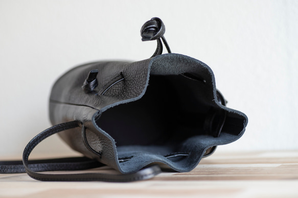 12月末頃のお届け 持っているだけでオシャレ　巾着ショルダーバッグ　レディース　メンズ　本革　ブラック　ma-03ss 7枚目の画像