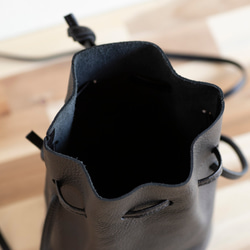 12月末頃のお届け 持っているだけでオシャレ　巾着ショルダーバッグ　レディース　メンズ　本革　ブラック　ma-03ss 6枚目の画像