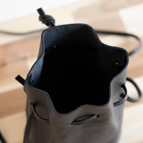 一年中使いこなせる本革BLACK 巾着ショルダーバッグ 2way レディース