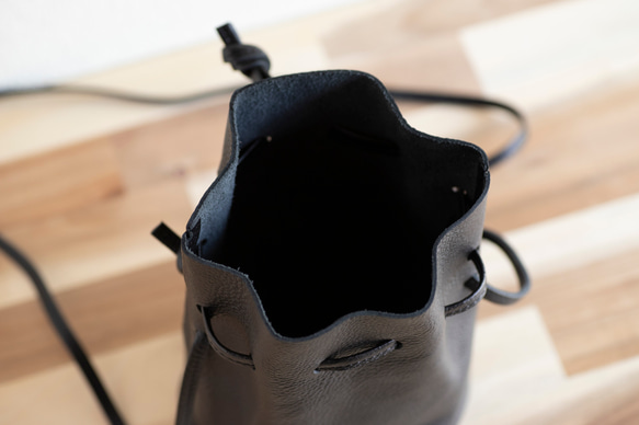 12月末頃のお届け 持っているだけでオシャレ　巾着ショルダーバッグ　レディース　メンズ　本革　ブラック　ma-03ss 6枚目の画像