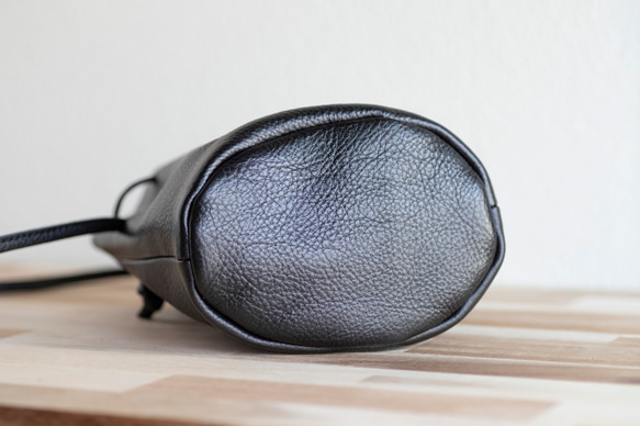 12月末頃のお届け 持っているだけでオシャレ　巾着ショルダーバッグ　レディース　メンズ　本革　ブラック　ma-03ss 8枚目の画像