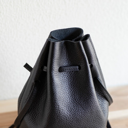 12月末頃のお届け 持っているだけでオシャレ　巾着ショルダーバッグ　レディース　メンズ　本革　ブラック　ma-03ss 3枚目の画像