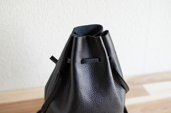 12月末頃のお届け 持っているだけでオシャレ　巾着ショルダーバッグ　レディース　メンズ　本革　ブラック　ma-03ss 3枚目の画像