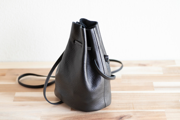 12月末頃のお届け 持っているだけでオシャレ　巾着ショルダーバッグ　レディース　メンズ　本革　ブラック　ma-03ss 11枚目の画像