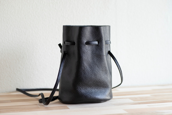 12月末頃のお届け 持っているだけでオシャレ　巾着ショルダーバッグ　レディース　メンズ　本革　ブラック　ma-03ss 5枚目の画像