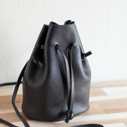 12月末頃のお届け 持っているだけでオシャレ　巾着ショルダーバッグ　レディース　メンズ　本革　ブラック　ma-03ss 4枚目の画像