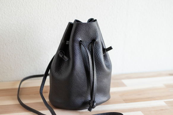 12月末頃のお届け 持っているだけでオシャレ　巾着ショルダーバッグ　レディース　メンズ　本革　ブラック　ma-03ss 4枚目の画像