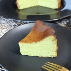 抹茶バスクチーズケーキ◆バースデーケーキや記念日ギフトやお祝いプレゼントにも☆ 3枚目の画像