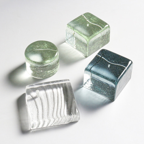 ガラス製 花の形状 お香立て キューブ：花器 立方体 | 花器 | Sghr