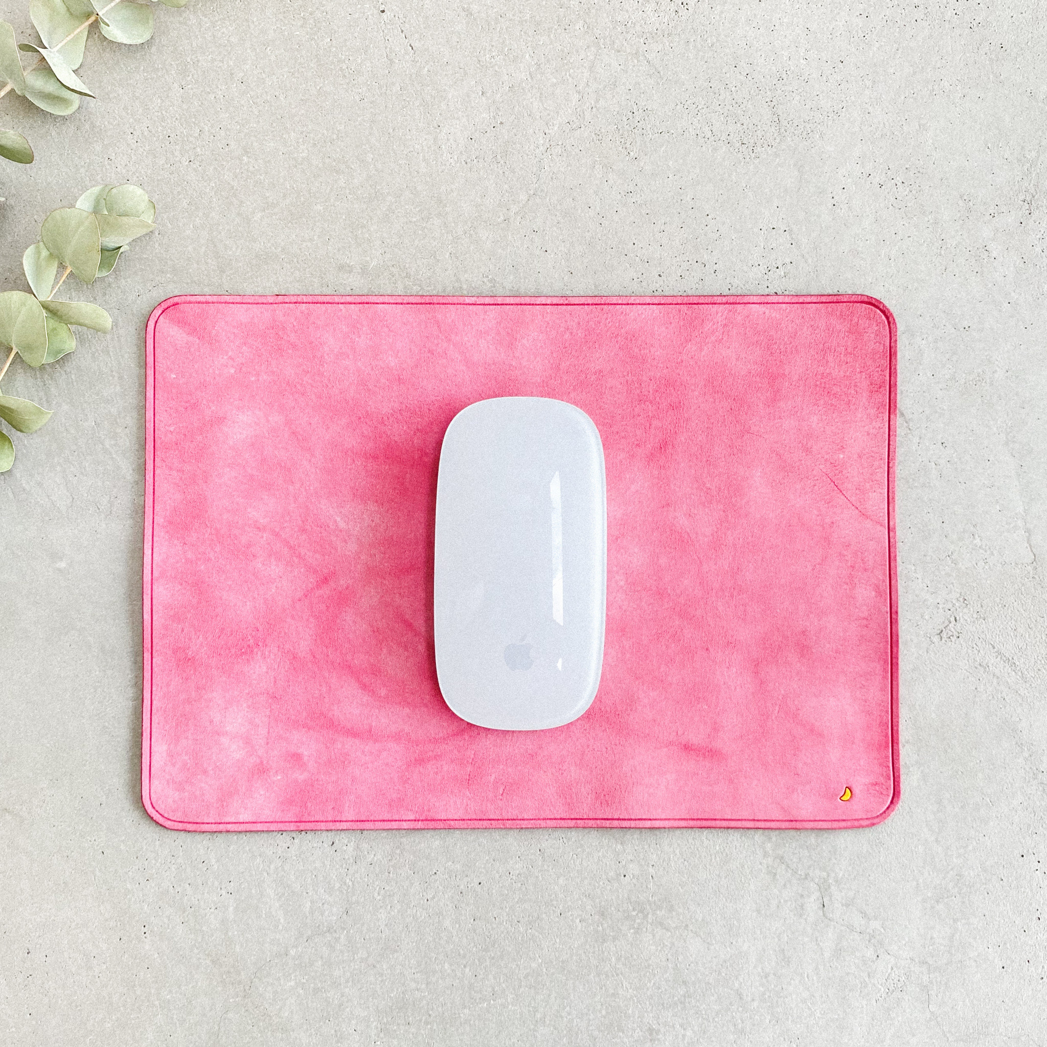 〔三日月デザイン〕気まぐれレザーのマウスパッド・B5サイズ　<名入れ対応> 4,756円