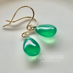 「不思議の森のヴェルジュ」グリーンオニキス（カルセドニー） プレーンペアシェイプ イヤリング 2枚目の画像