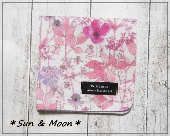 大人のガーゼハンカチ☆ボタニカル柄＜Irma＞(イルマ)・ピンク系（24㎝×24㎝） 1枚目の画像