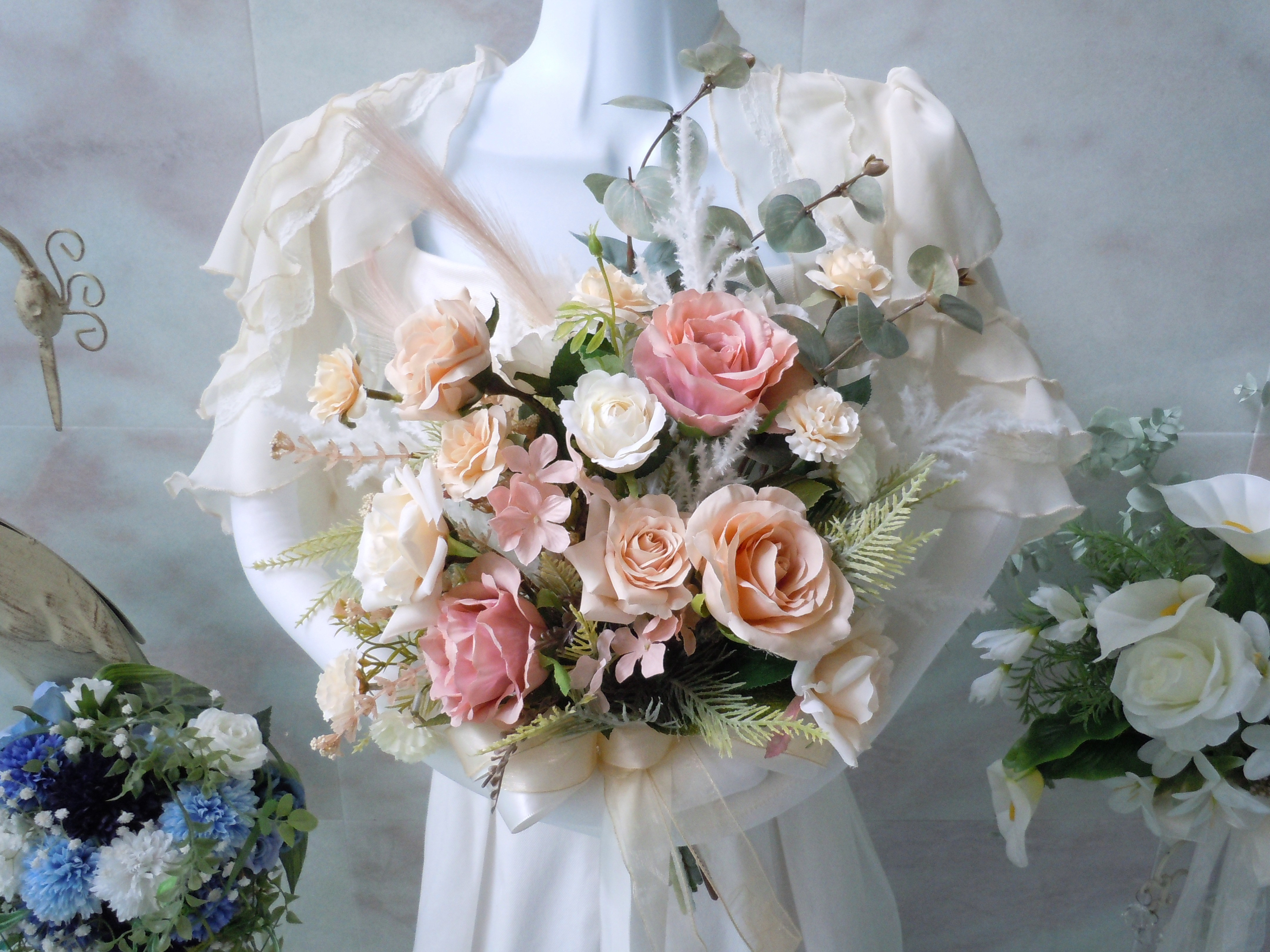 ◆ヌーディーカラーのローズのクラッチブーケ◆クリーム バニラカラー ベージュ ウエディングブーケ シャビー くすみカラー