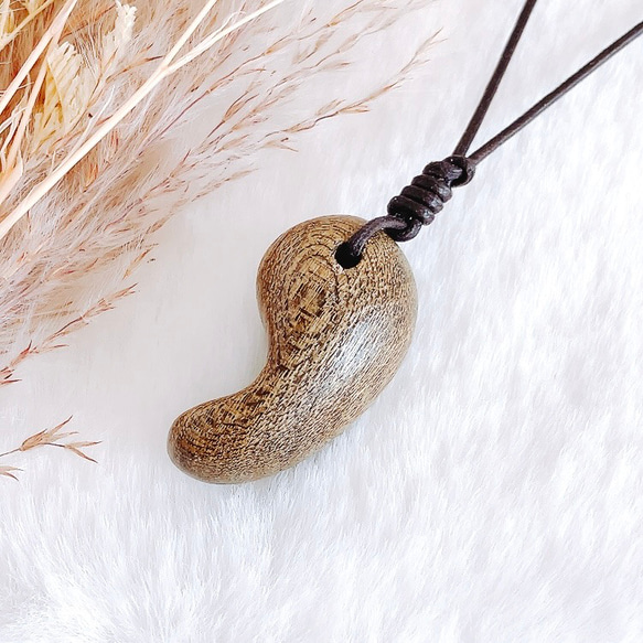 縁起木の勾玉ネックレス（神代楡） ネックレス・ペンダント 森土産