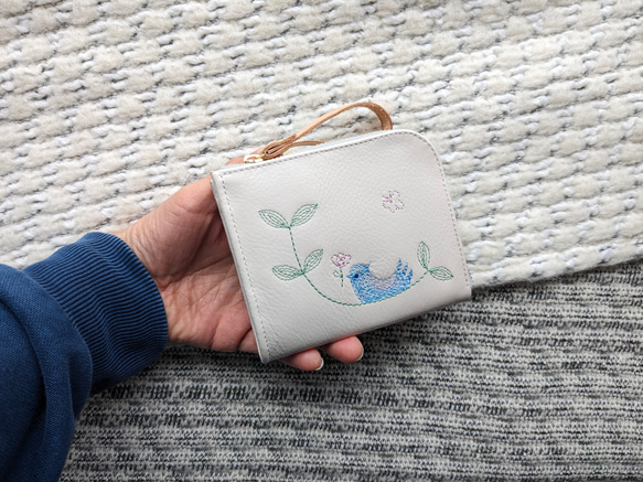 刺繍革財布 『幸せな青い鳥』 WHITE (牛革) 二つ折り財布 6枚目の画像