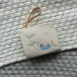 刺繍革財布 『幸せな青い鳥』 WHITE (牛革) 二つ折り財布 1枚目の画像