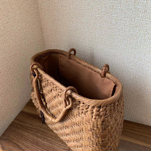 クラフトで作った山葡萄風網代編みかごバッグ（チャーム付き、内布付き） 山葡萄 山葡萄かごバッグ 手作り 山葡萄籠バッグ 網代編み 定番
