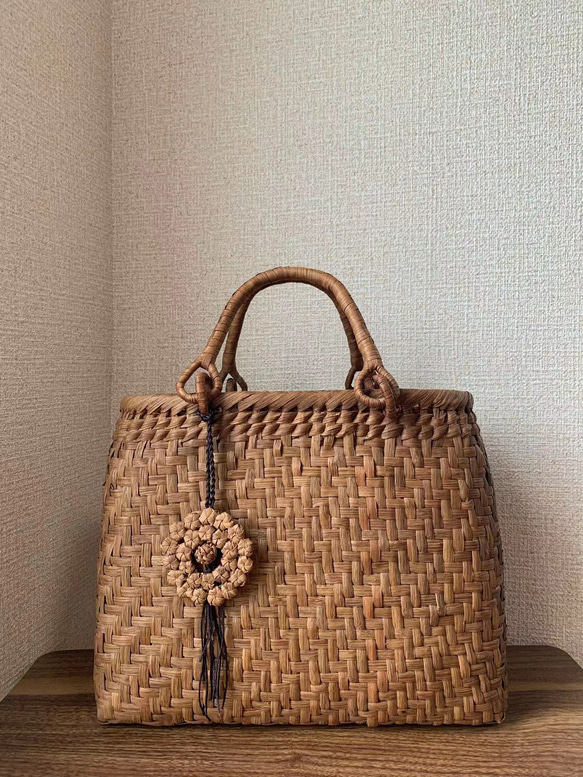 クラフトで作った山葡萄風網代編みかごバッグ（チャーム付き、内布付き） クラフトで作った山葡萄風網代編みかごバッグ2点（チャーム付き