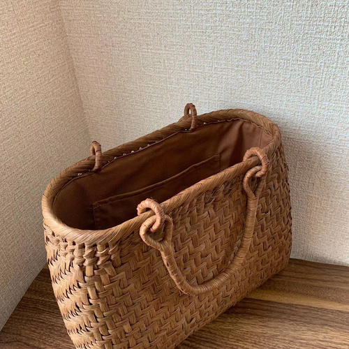 クラフトで作った山葡萄風網代編みかごバッグ（チャーム付き、内布付き） クラフトテープで作った山葡萄風花結び編みかごバッグ3点