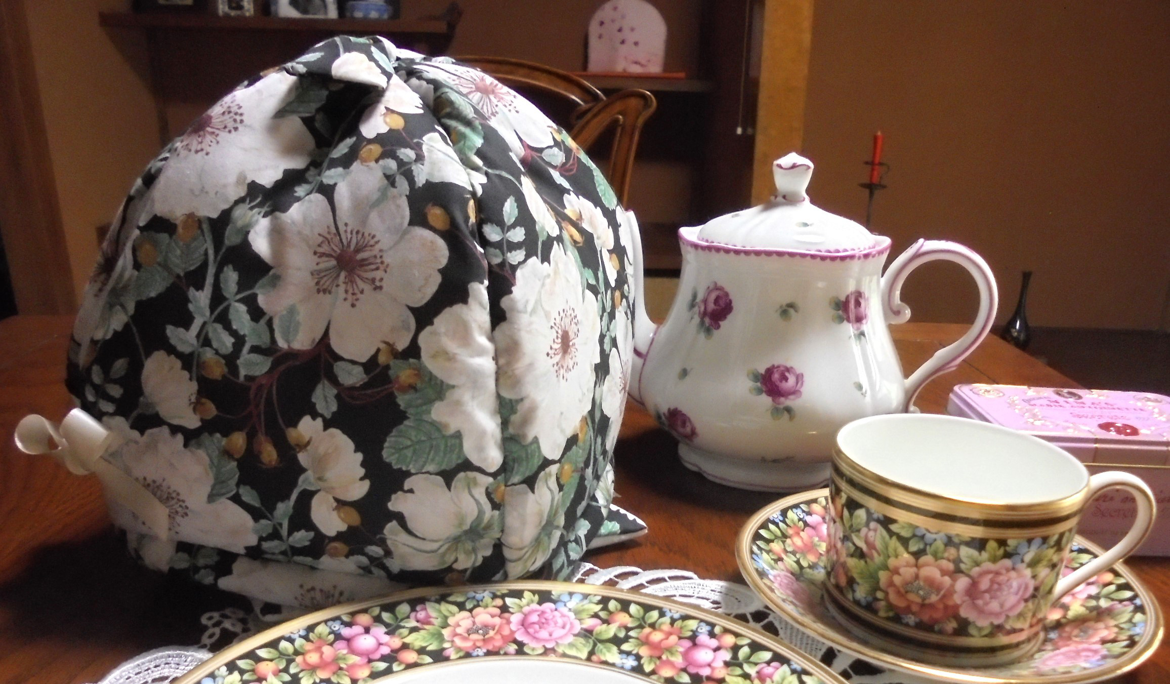 リバティ ドーセットローズのホワイト　ティーコゼー　「かくれんぼ」　ふわふわもこもこ　マシュマロティーコゼー 5,688円