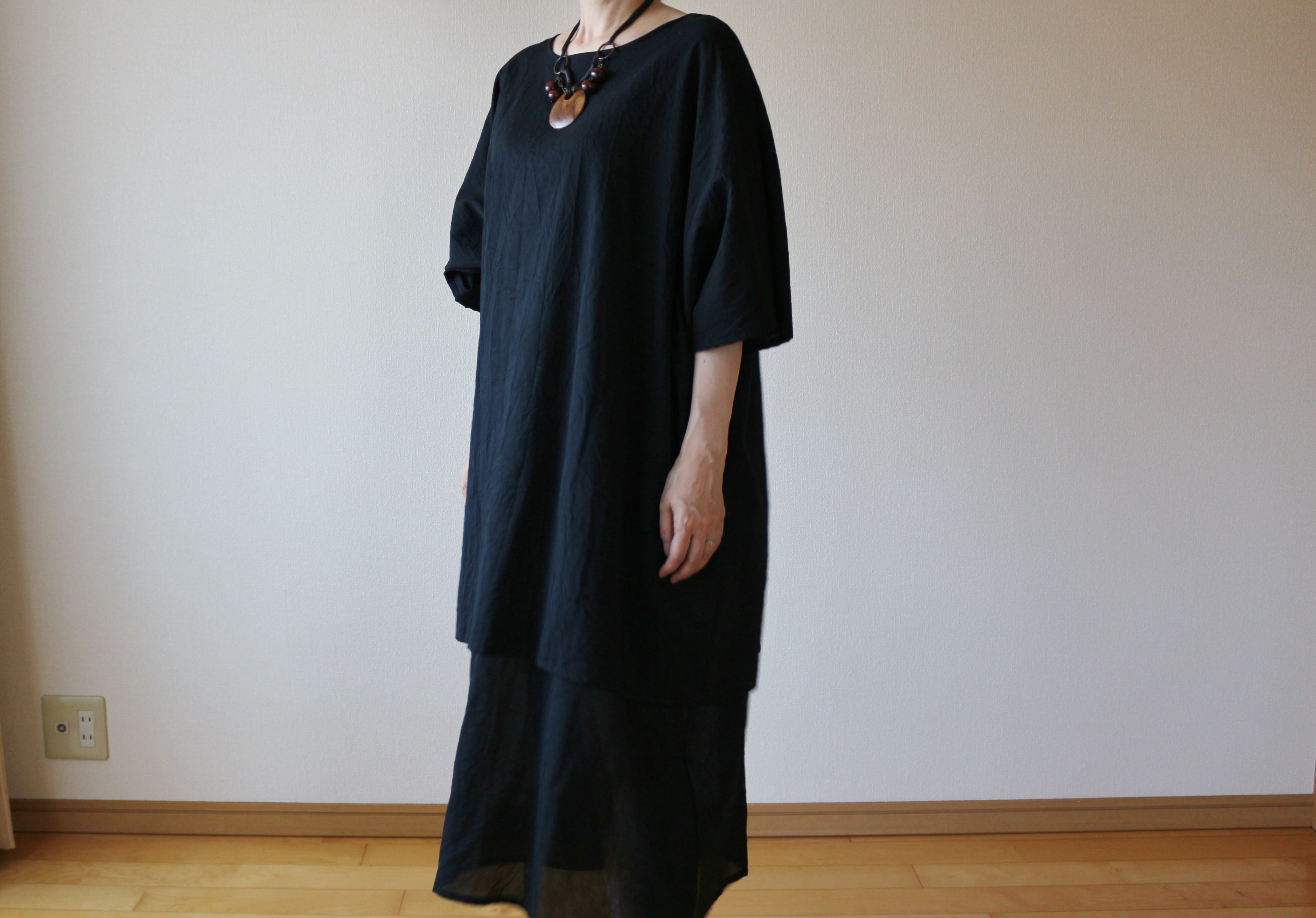 オーバーサイズのコットン100％の二枚重ねワンピース　黒　シワ加工