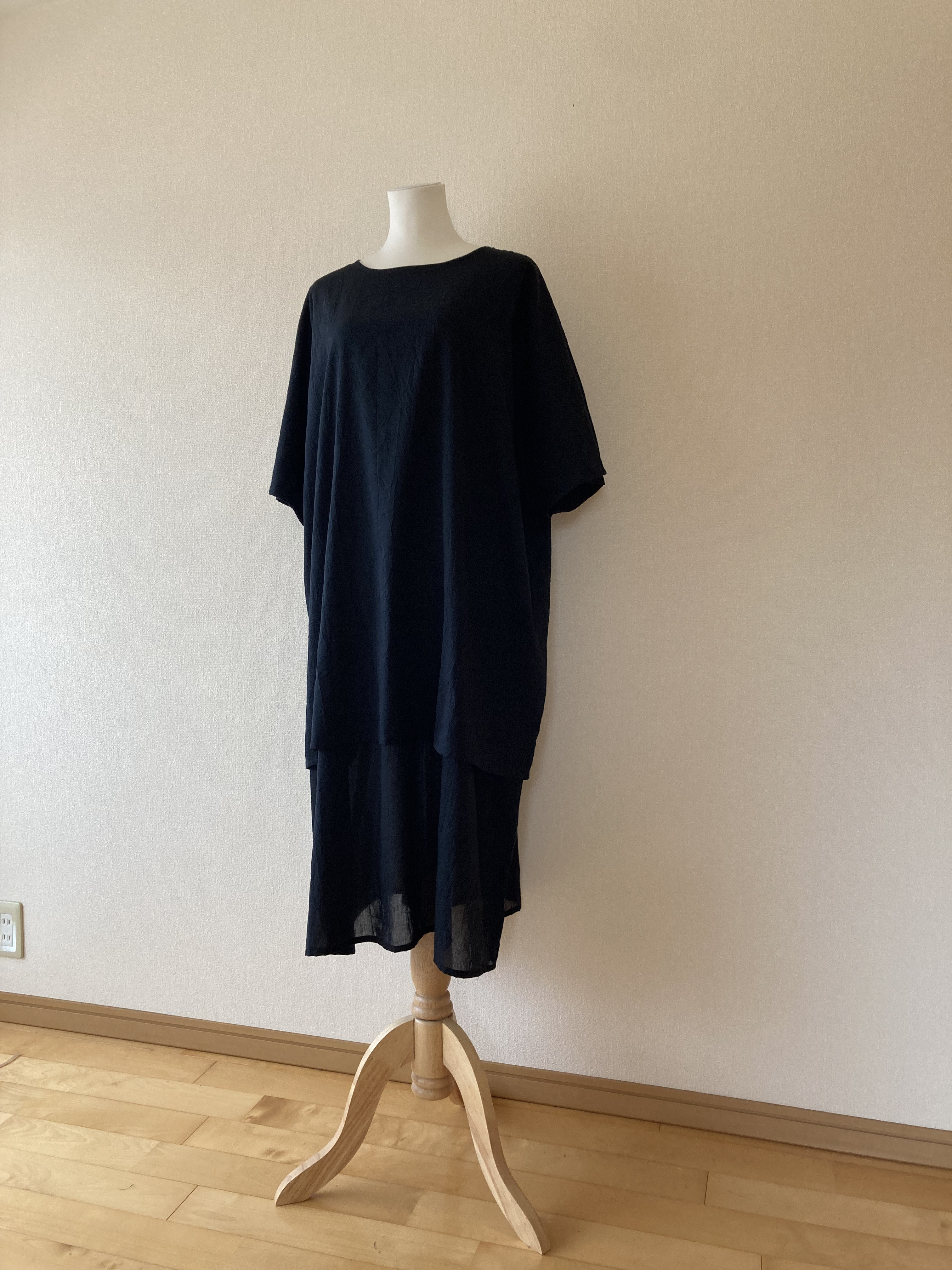 オーバーサイズのコットン100％の二枚重ねワンピース　黒　シワ加工