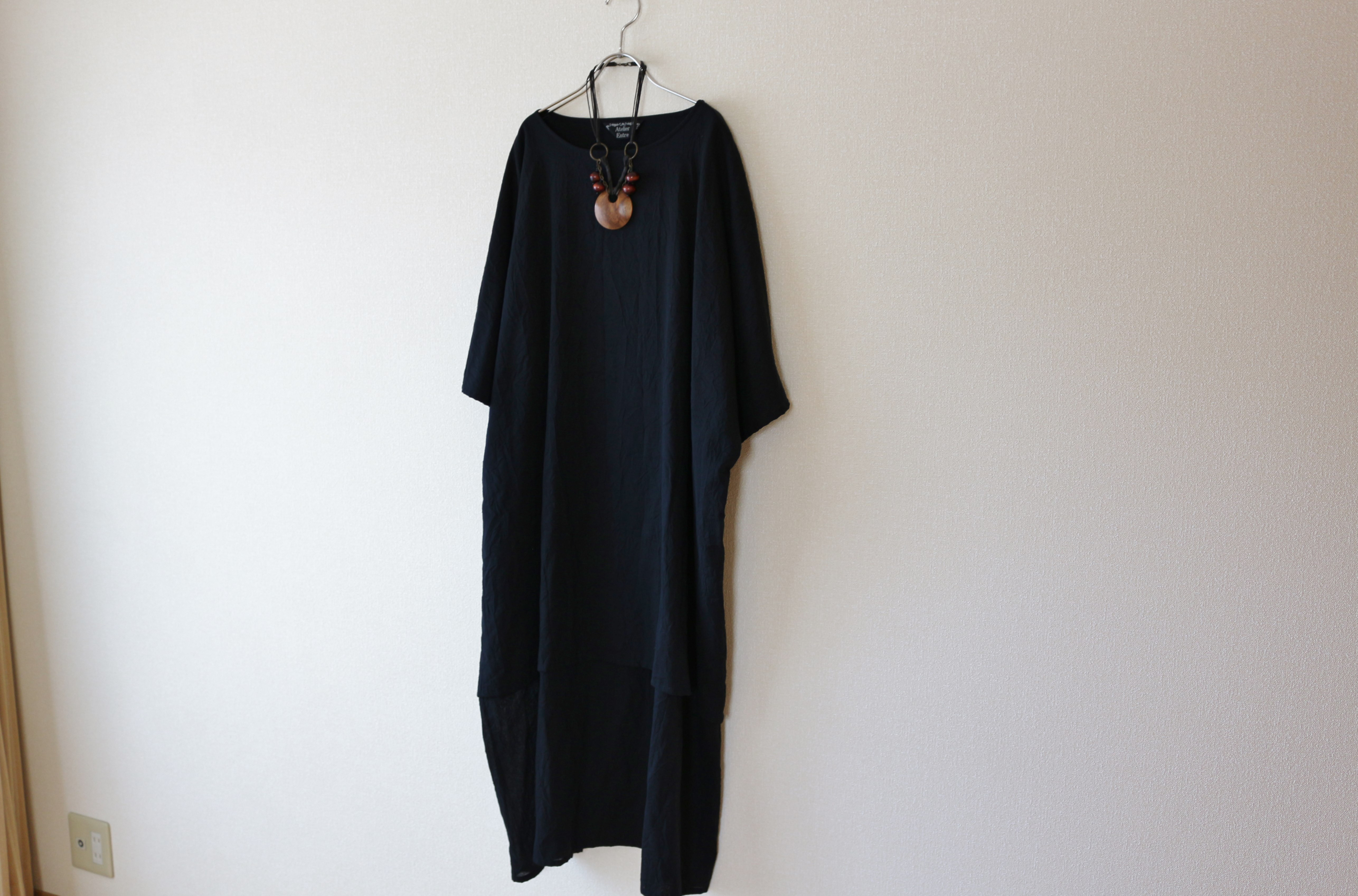 オーバーサイズのコットン100％の二枚重ねワンピース　黒　シワ加工