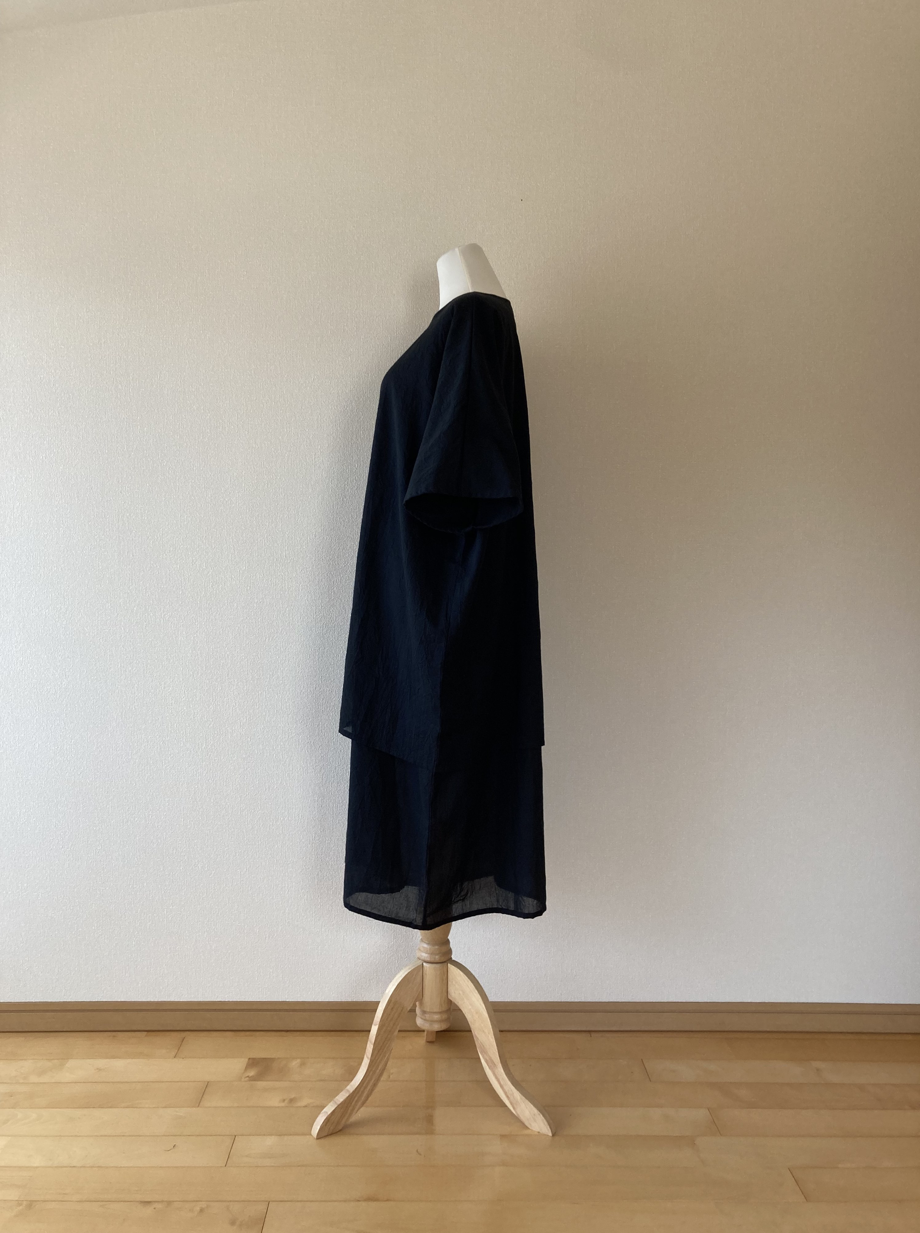 オーバーサイズのコットン100％の二枚重ねワンピース　黒　シワ加工